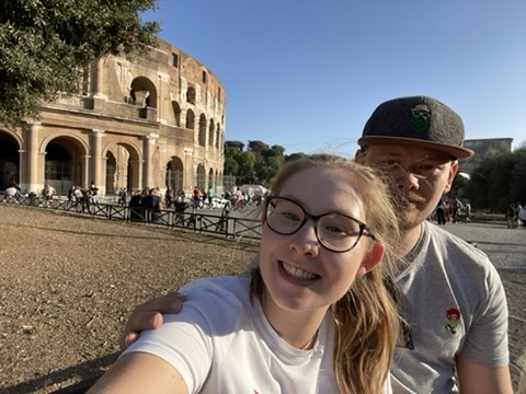 Sandy und Dennis vor einer historischen Arena in Rom