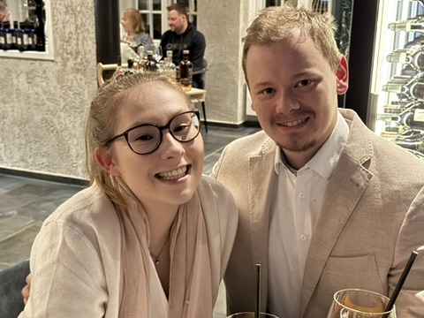 Sandy und Dennis vor einer Chicago-Musical-Fotowand