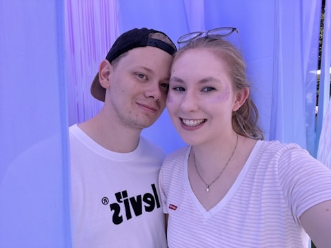 Sandy und Dennis in einem hellen Raum mit violettem Licht