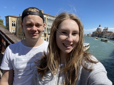 Sandy und Dennis in einer Mall in Mailand