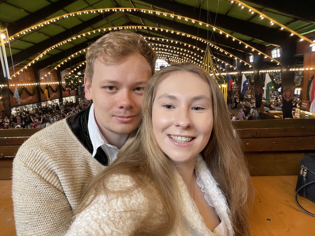 Sandy und Dennis beim Oktoberfest in einer festlichen Halle