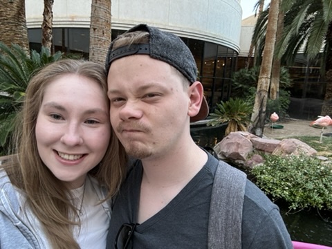 Sandy und Dennis auf Reisefoto vor Palmen und Wasser