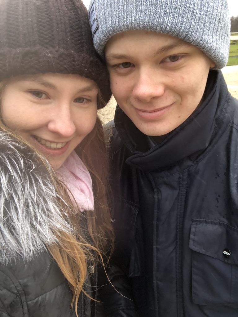 Sandy und Dennis bei kaltem Wetter auf einem Nahaufnahme-Selfie