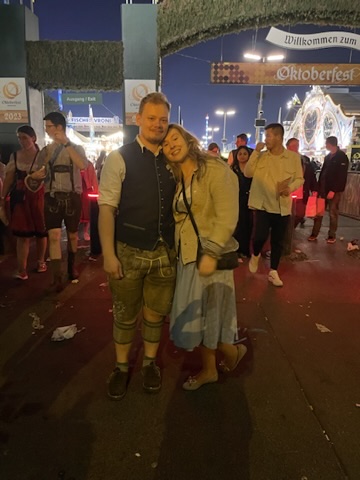 Sandy und Dennis auf dem Oktoberfest bei Nacht