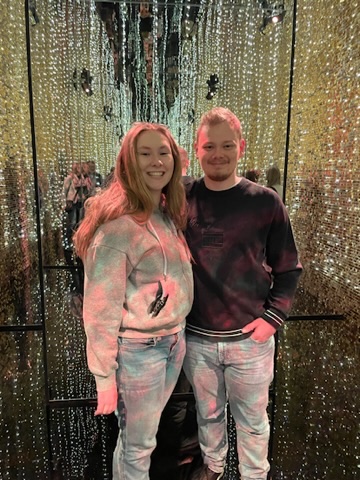Sandy und Dennis auf den Stufen vor dem Kölner Dom im Kostüm